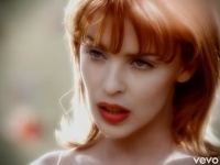 Kylie Minogue v priebehu rokov zmenila farbu vlasov. Vrások na jej tvári pribudlo len zopár. 