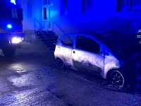Auto sa vznietilo krátko po polnoci. Požiar poškodil plynovú prípojku, z ktorej unikal plyn. Auto sa vznietilo krátko po polnoci. Požiar poškodil plynovú prípojku, z ktorej unikal plyn.