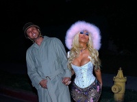Kim Kardashian a Jonathan Cheban ako Pamela Anderson a Tommy Lee. 