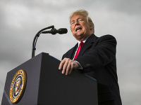 Trump sa včera ostro vyjadril na adresu migrantov. Ak budú hádzať kamene, armáda má povolené strieľať. Dnes od toho upustil a ospravedlnil sa. Trump sa včera ostro vyjadril na adresu migrantov. Ak budú hádzať kamene, armáda má povolené strieľať. Dnes od toho upustil a ospravedlnil sa.