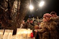 Ľudia kladú sviečky k pamätníku Srdce Európy na Hviezdoslavovom námestí. 