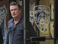 Alec Baldwin opúšťa políciu Alec Baldwin opúšťa políciu