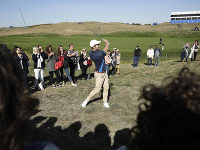 Jamie Dornan počas zápasu Ryder Cup Celebrity Challenge pred prestížnym golfovým turnajom Ryder Cup.