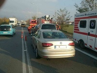 K zrážke troch áut došlo na Tuhovskej ulici v Bratislave.