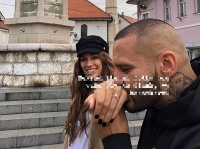 Zamilovaný Patrik Rytmus Vrbovský sa na Instagrame pochválil aj fotkou zásnubného prsteňa na ruke Jasminy Alagič.