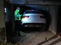 Ukradnutý Mercedes našla polícia v garáži, ktorá je písaná na súčasného policajta. Prenajímať si ju má Braňo K.