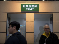 Bill Gates na pekingskom veľtrhu predstavil futuristický záchod. 