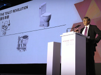 Na snímke je Bill Gates, ako hovorí o futuristickom záchode na pekingskom veľtrhu.