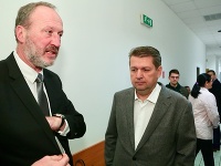 Advokát Peter Filip a Ladislav Bašternák na súde