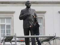 Na centrálnom varšavskom námestí odhalili sochu zosnulého poľského prezidenta Kaczynského.