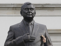 Na centrálnom varšavskom námestí odhalili sochu zosnulého poľského prezidenta Kaczynského.