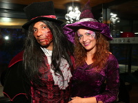 Fredy Ayisi stavil na strašidelný halloweensky kostým, Svetlana Sopková bola fialová bosorka s pavučinou na lícach.