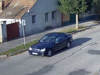 Polícia zadržala troch podozrivých ľudí, ktorí okrádali seniorov. Polícia zadržala troch podozrivých ľudí, ktorí okrádali seniorov.