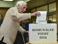 Staršia volička počas hlasovania vo voľbách 2018. Staršia volička počas hlasovania vo voľbách 2018.