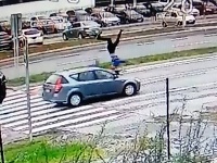Bezbranný chodec po náraze vyletel do vzduchu. Bezbranný chodec po náraze vyletel do vzduchu.