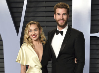Miley Cyrus a Liam Hemsworth momentálne nemajú dôvod na úsmev. Miley Cyrus a Liam Hemsworth momentálne nemajú dôvod na úsmev.