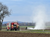 Traktorista poškodil potrubie, ktoré viedlo cez pole a došlo tak ku veľkému úniku zemného plynu. 