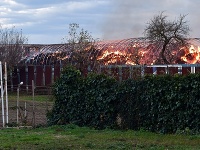 Požiar dnes zachvátil budovu skladu sena pre miestnu tepláreň.