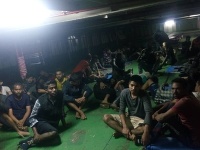 Migranti blokujú výstup z lode. Zabarikádovali sa a nechcú vystúpiť z lode. Migranti blokujú výstup z lode. Zabarikádovali sa a nechcú vystúpiť z lode.