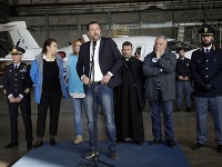 Taliansky minister vnútra Matteo Salvini privítal líbyjských migrantov na pobreží Talianska. 
