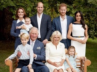 Britská kráľovská rodina pri príležitosti 70. narodenín Princa Charlesa zverejnila nové fotky.