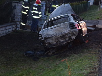 Auto po náraze zhorelo, vodič zomrel. Auto po náraze zhorelo, vodič zomrel.