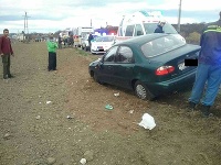 Auto vrazilo do skupiny ľudí. Auto vrazilo do skupiny ľudí.