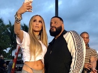 Jennifer Lopez a DJ Khaled počas nakrúcania klipu ku spoločnej skladbe. 
