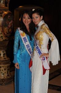 Vietnamka Hoang Thi Yen skončila na treťom mieste. Na fotografii so Zuzanou Netušilovou.