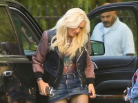 Gwen Stefani pustila paparazzov pod sukňu a nechtiac im ukázala vzorované nohavičky. 