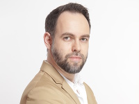 Marián Hornyák z Nákupných maniačok má nový džob. Marián Hornyák z Nákupných maniačok má nový džob.