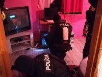 Peklom si musela prejsť len 19-ročná žena, ktorá bola nútená prostitúcii s desiatkou mužov denne. Peklom si musela prejsť len 19-ročná žena, ktorá bola nútená prostitúcii s desiatkou mužov denne.