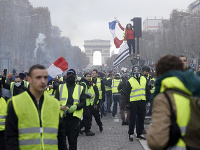 Polícia používa slzotvorný plyn a vodné delo na demonštrantov na parížskom bulvári Champs-Elyssés.