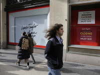 Obchodný dom Lord & Taylor bol po desaťročia lídrom vo vytváraní vianočnej atmosféry na slávnej nákupnej ulici v New Yorku. Obchodný dom Lord & Taylor bol po desaťročia lídrom vo vytváraní vianočnej atmosféry na slávnej nákupnej ulici v New Yorku.