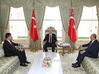 Turecký prezident Recep Tayyip Erdogan, minister zahraničných vecí a európskych záležitostí SR Miroslav Lajčák a turecký minister zahraničných vecí Mevlüt Čavušoglu Turecký prezident Recep Tayyip Erdogan, minister zahraničných vecí a európskych záležitostí SR Miroslav Lajčák a turecký minister zahraničných vecí Mevlüt Čavušoglu