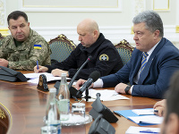 Na snímke sprava ukrajinský prezident Petro Porošenko, minister obrany Ukrajiny Stepan Poltorak a tajomník výboru pre bezpečnosť Oleksandr Turchynov Na snímke sprava ukrajinský prezident Petro Porošenko, minister obrany Ukrajiny Stepan Poltorak a tajomník výboru pre bezpečnosť Oleksandr Turchynov