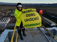 Aktivisti Greenpeace vyliezli na vežu v Novákoch.