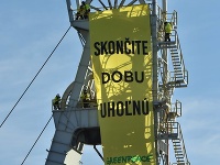 Aktivisti Greenpeace vyliezli na vežu v Novákoch.