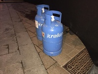 Plynové fľaše na bratislavskom Hlavnom námestí.