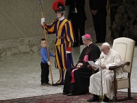 Argentínsky chlapček ušiel svojej mame a išiel sa hrať s pápežom Františkom.