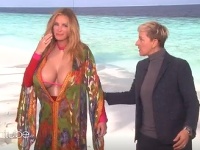 Ellen DeGeneres prinútila Juliu Roberts dať si na seba obrovské umelé prsia. 