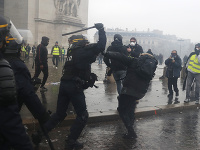 Násilné protesty v Paríži pokračujú.