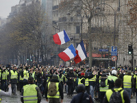 Násilné protesty v Paríži pokračujú.