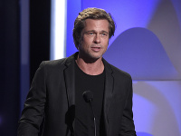 Brad Pitt už vyše rok a pol chodí na stretnutia anonymných alkoholikov. 