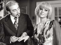 V komédii Jak utopit doktora Mráčka sa Eva Hudečková objavila ako blondína. 
