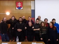 Aktivistov Greenpeace poslal v nedeľu Okresný súd v Prievidzi do väzby. Aktivistov Greenpeace poslal v nedeľu Okresný súd v Prievidzi do väzby.