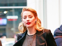 Amber Heard sa po New Yorku prechádzala bez hanby a podprsenky. 