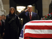 Donald a Melania Trumpovci si uctili bývalého republikánskeho prezidenta Georgea H. W. Busha Donald a Melania Trumpovci si uctili bývalého republikánskeho prezidenta Georgea H. W. Busha