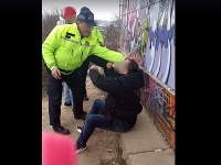 Internetom koluje dvojsekundové video, na ktorom policajt fackuje muža sediaceho na múriku.