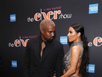 Kim Kardashian zavítala na akciu spolu s manželom Kanye Westom. 